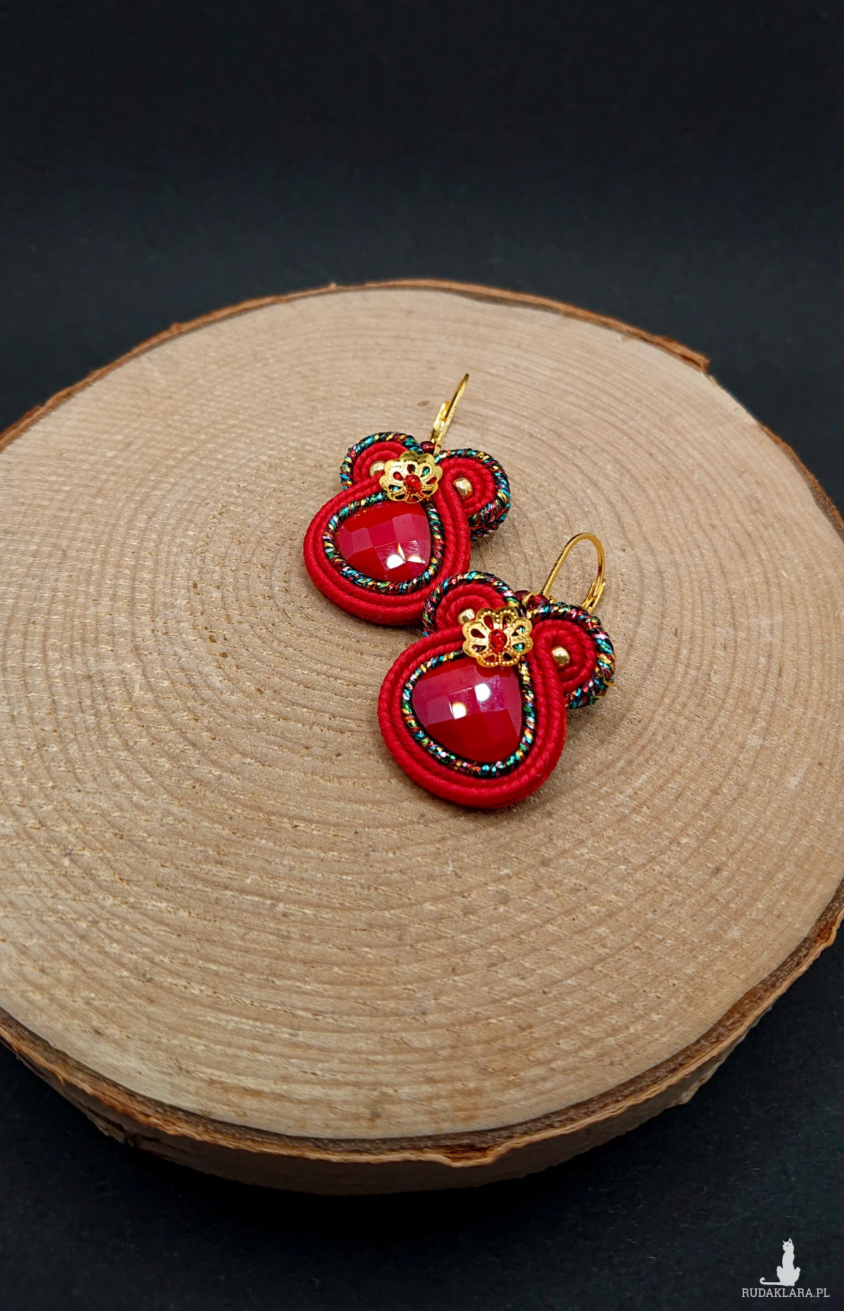 Czerwono-kolorowe małe kolczyki sutasz